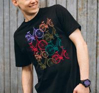 T-shirt bedrukt met gekleurde fietsen