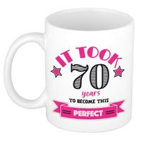 Verjaardag cadeau mok 70 jaar - roze - grappig - 300 ml - keramiek