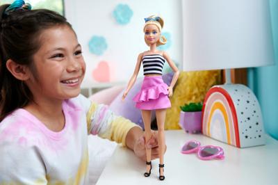 Mattel Fashionistas #213 - Striped top, pink skirt and sunglasses pop