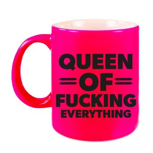 Feest cadeau koffie/thee mok voor Queen - roze - Queen of everything - keramiek - 300 ml