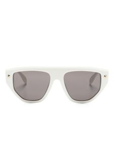 Alexander McQueen Eyewear lunettes de soleil ovales à détail de clous - Blanc