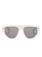 Alexander McQueen Eyewear lunettes de soleil ovales à détail de clous - Blanc