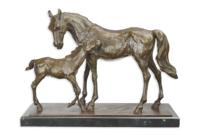 BRONZEN BEELD VAN EEN PAARD EN VEULEN