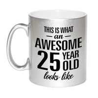 Zilveren Awesome 25 year cadeau mok / verjaardag beker 330 ml - feest mokken - thumbnail