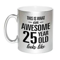 Zilveren Awesome 25 year cadeau mok / verjaardag beker 330 ml - feest mokken