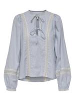 Only Onlmonica Ane Life Ls Emb Top Wvn T-shirt Lange Mouw 4674066 Cloud Dancer Blue Ribbon