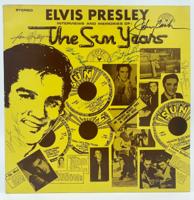 Elvis Presley - The Sun Years (Gesigneerd door Sam C. Phillips, Jerry Lee Lewis, Carl Perkins, Johnny Cash, D.J. Fontana, W.S. Holland & Scotty Moore)