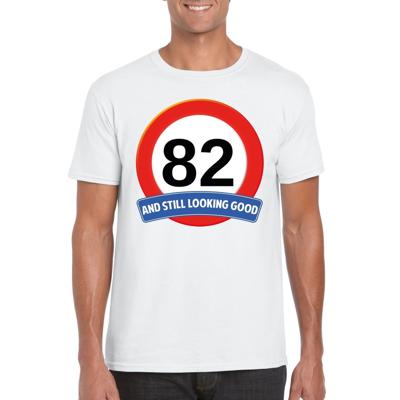 82 jaar and still looking good - t-shirt verkeersbord print - wit - heren - verjaardag