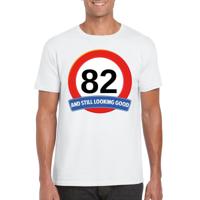 82 jaar and still looking good - t-shirt verkeersbord print - wit - heren - verjaardag