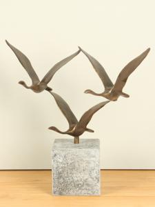 3 bronzen zwanen