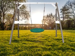 AXI Nestschommel Summer met frame van hout in grijs & wit Vrijstaande schommel voor kinderen met nest schommelzitje