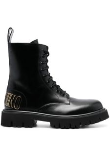 Moschino bottines à logo embossé - Noir