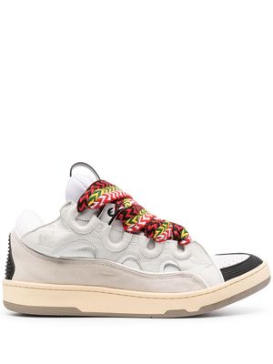 Lanvin baskets Curb à empiècements en daim - Blanc
