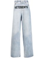 VETEMENTS jean ample à logo imprimé - Bleu