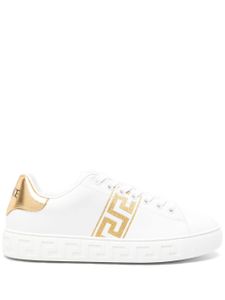 Versace baskets en cuir à broderies Greca - Blanc