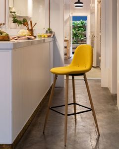 Kave Home Nolite barkruk Gecapitonneerde zitting Gecapitonneerde rugleuning 4 poot/poten