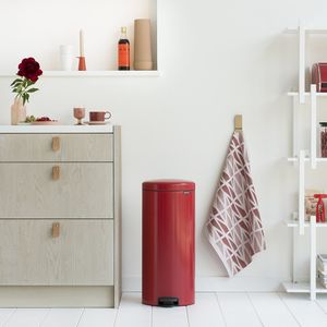 Brabantia newIcon pedaalemmer 30 liter met kunststof binnenemmer - Passion Red