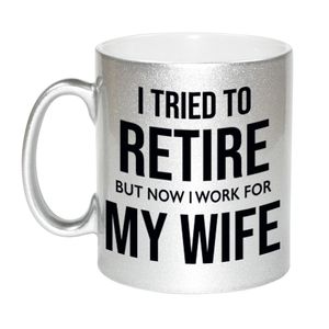 I tried to retire but now I work for my wife pensioen mok / beker zilver afscheidscadeau 330 ml