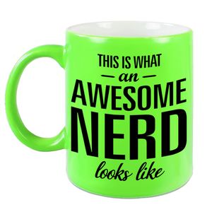 Awesome nerd / slimmerik cadeau mok / beker neon groen 330 ml