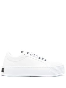 Moschino embossed-logo faux-leather sneakers - Blanc