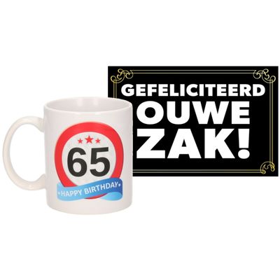 Verjaardag cadeau mok/beker 65 jaar print 300 ml + A5-size wenskaart ouwe zak