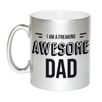 Cadeau mok / beker zilver - I am a freaking awesome dad - papa / vader - verjaardag / Vaderdag   -