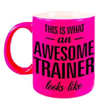 Awesome trainer cadeau mok / beker neon roze 330 ml
