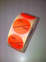 Etiket 35 mm fluor rood VAN VOOR perm