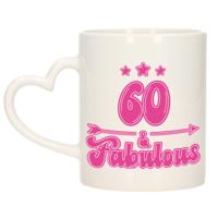 Verjaardag cadeau mok 60 jaar - geweldig - roze - hartjes handvat - 300 ml - Keramiek