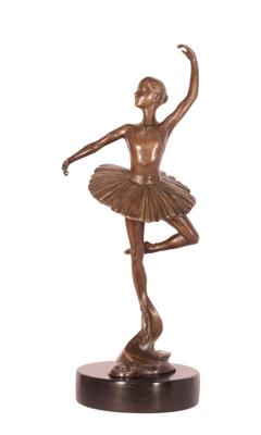 A BRONZE SCULPTURE OF A BALLERINA