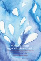 Witte ballonnen tegen een blauwe lucht (Paperback) - thumbnail