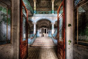 Glasschilderij met openstaande deuren