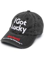 VETEMENTS casquette en jean à slogan brodé - Noir