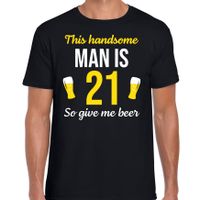 Verjaardag cadeau t-shirt 21 jaar - this handsome man is 21 give beer zwart voor heren - thumbnail