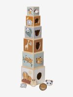 Toren van kubussen met ingebouwde vormen gemaakt van FSC® hout tanzania