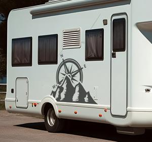 Camper sticker bergen met erachter kompas