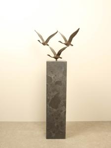 3 bronzen zwanen