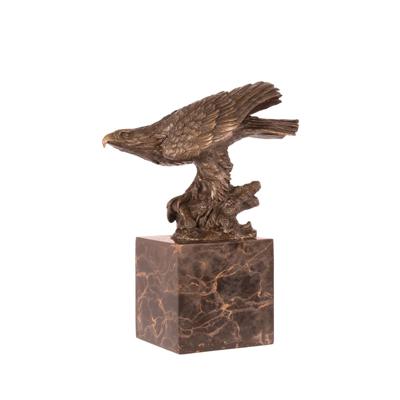 A BRONZE SCULPTURE OF AN EAGLE