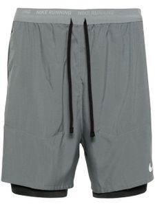 Nike short à motif Swoosh - Gris