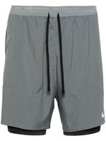 Nike short à motif Swoosh - Gris - thumbnail