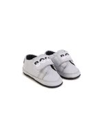 BOSS Kidswear chaussures pré-marche en cuir à logo imprimé - Gris