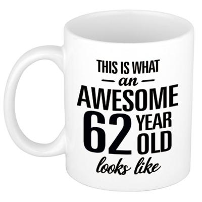 This is what an awesome 62 year old looks like - cadeau koffiemok - 300 ml - verjaardag 62 jaar