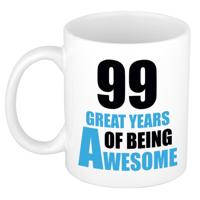 Verjaardag 99 jaar Koffiemok Cadeau - Great years of being awesome - wit/blauw
