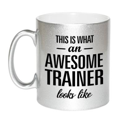 This is what an awesome trainer looks like - tekst cadeau koffie mok - beker - zilver - 300 ml - Coa