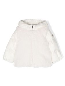 Moncler Enfant manteau matelassé à logo appliqué - Blanc