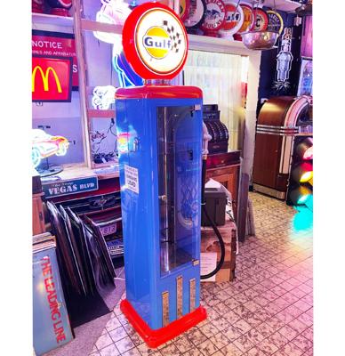 Gulf Racing Vitrinekast In De Vorm Van Een Vintage Benzinepomp