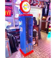 Gulf Racing Vitrinekast In De Vorm Van Een Vintage Benzinepomp