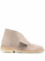 Clarks Originals desert boots en daim à logo embossé - Tons neutres