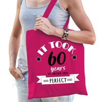 Cadeau tas voor dames - 60 en perfect - fuchsia roze - katoen - 42 x 38 cm - zestig - shopper - thumbnail