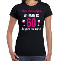 Verjaardag cadeau t-shirt 60 jaar - this beautiful woman is 60 give wine zwart voor dames